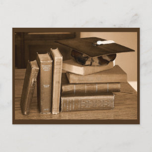 Cartão Postal Livros clássicos com chapéu de graduação