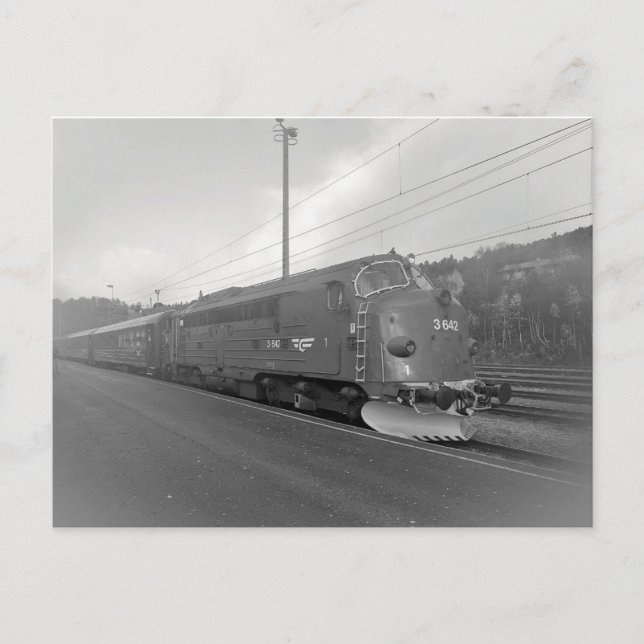 Cartão Postal Locomotiva diesel norueguesa Di3 642 em Dombaas. (Frente)