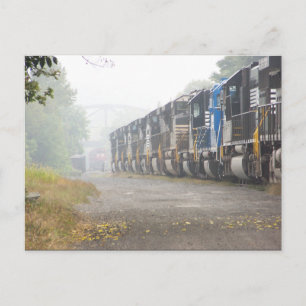 Cartão Postal Locomotivas De Comboio Ferroviário Na Mist