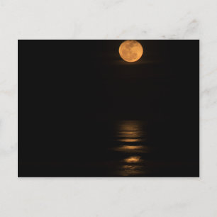 Cartão Postal lua cheia dourada sobre o oceano