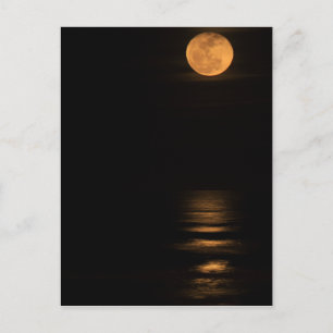Cartão Postal Lua cheia dourada sobre o oceano