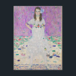 Cartão Postal Mada Primavesi por Gustav Klimt<br><div class="desc">Famoso retrato Mada Primavesi de Gustav Klimt. Esta pintura mostra uma garota de vestido branco com flores em frente a um fundo roxo. Adoráveis cores nesta trabalho de arte.</div>