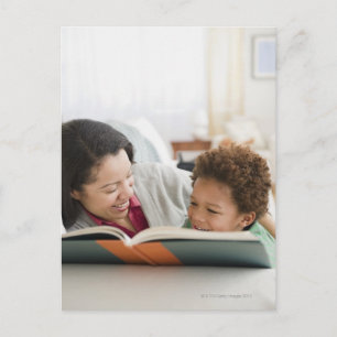 Cartão Postal Mãe mestiça lendo livro para filho