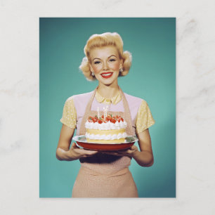 Cartão Postal Mãe Retro Segurando um Bolo de Celebração
