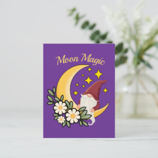 Cartão Postal Magia Lunar Gnomo Fofo na Ilustração Floral da Lua