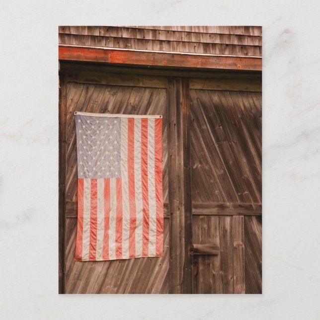 Cartão Postal Maine, bandeira americana desbotada na porta do an (Frente)