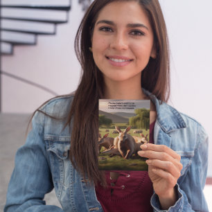 Cartão Postal Majestoso Aardvark Percorrendo Paisagem Verde