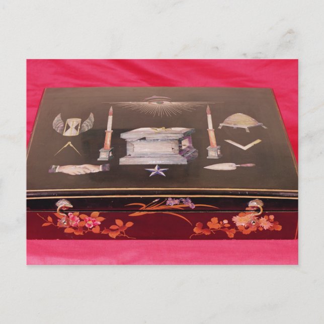 Cartão Postal Mala de madeira pequena, com símbolos de Freemason (Frente)