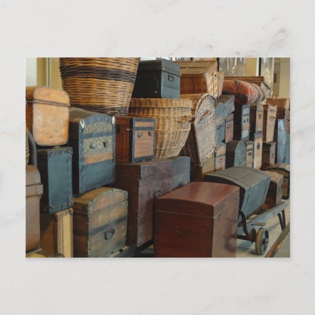 Cartão Postal Malas e baús antigos Viajante do mundo (Frente)
