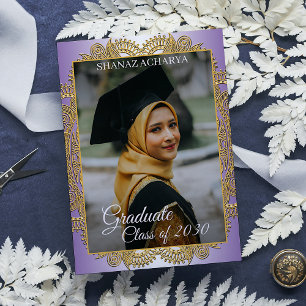Cartão Postal Mandala Dourada em Anúncio de Graduação Roxo