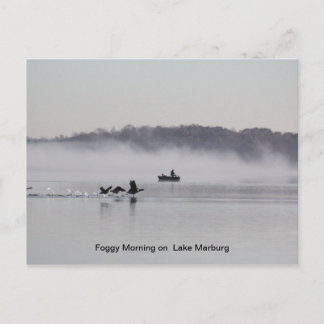 Cartão Postal manhã nebulosa no lago