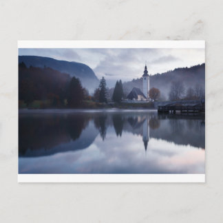 Cartão Postal Manhã no lago Bohinj, na Eslovênia