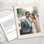 Cartão Postal Manuscrito De Casamento Obrigado 1 Foto<br><div class="desc">Casamento, Manuscrito, Cartão "Obrigado", 1 foto. Mínimo, moderno, bonito. Nosso elegante casamento Obrigado Cartões são uma bela maneira de expressar sua gratidão aos seus convidados, família e amigos. A frente do cartão permite que você carregue sua foto favorita do dia do seu casamento, criando uma manutenção significativa para que seus...</div>