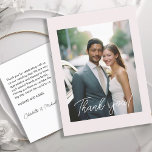 Cartão Postal Manuscrito De Casamento Obrigado 1 Foto<br><div class="desc">Casamento, Manuscrito, Cartão "Obrigado" Rosa Claro, 1 foto. Mínimo, moderno, bonito. Nosso elegante casamento Obrigado Cartões são uma bela maneira de expressar sua gratidão aos seus convidados, família e amigos. A frente do cartão permite que você carregue sua foto favorita do dia do seu casamento, criando uma manutenção significativa para...</div>