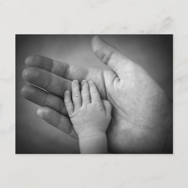Cartão postal mão do bebé na mão da mãe. (Frente)