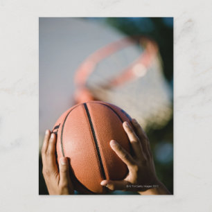Cartão Postal Mãos a disparar basquetebol ao ar livre
