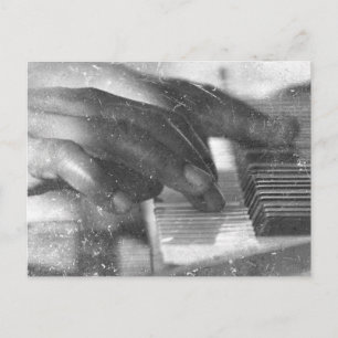 Cartão Postal mãos escuras de pele bw tocando teclado de piano g