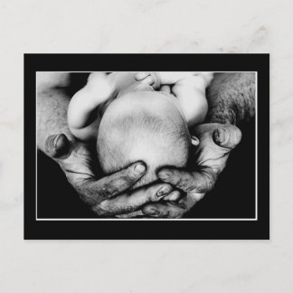 Cartão Postal Mãos Protetoras Seguras do Pai