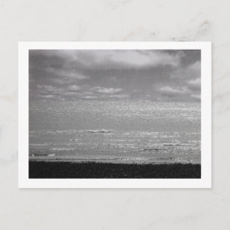 Cartão Postal Mar preto e branco e cartão-postal do céu.