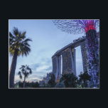 Cartão postal Marina Bay Sands Singapura<br><div class="desc">Cartaz da Baía dos Jardins, em Cingapura, com as futuras árvores e o hotel Marina Bay Sands.</div>