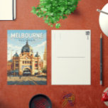 Cartão Postal Melbourne Austrália Viagem Art Vintage<br><div class="desc">Design de viagem de vetor retro de Melbourne. Melbourne é a capital costeira do sudeste australiano de Victoria. No centro da cidade está o desenvolvimento moderno da Praça da Federação,  com praças,  bares e restaurantes pelo rio Yarra.</div>