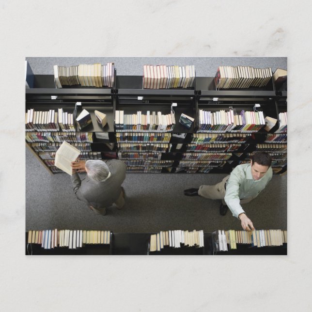 Cartão Postal Men in library looking for books (Frente)