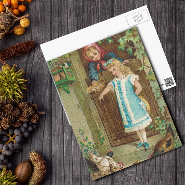 Cartão Postal Menina Antiga com Mãe Alimentando Galinhas (Little girl with mother feeding chickens from kitchen door on vintage image postcard.)