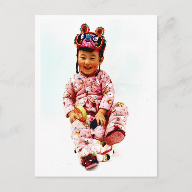 Cartão Postal Menina chinesa e sua boneca (Frente)