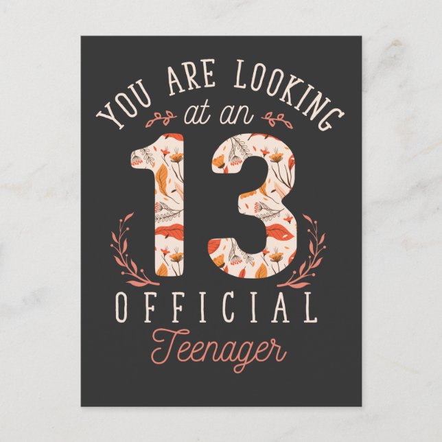 Cartão Postal Menina de 13 anos de aniversário olhando para uma  (Frente)