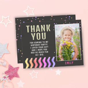 Cartão Postal Menina de Estrelas Coloridas Aniversário Obrigado