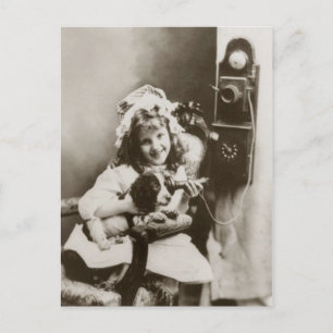 Cartão Postal Menina e filhote brincando com o telefone