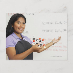 Cartão Postal Menina hispânica adolescente em turma de ciência