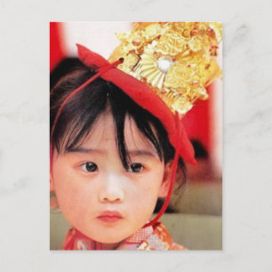 Cartão Postal Menina japonesa que veste um quimono