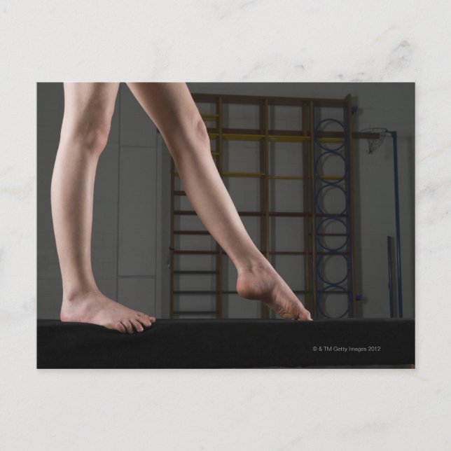 Cartão Postal Menina que anda no feixe de equilíbrio (Frente)