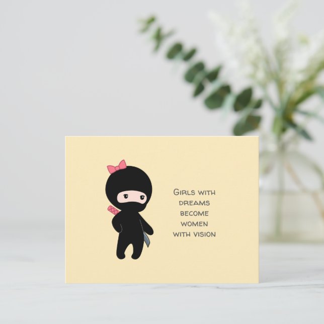 Cartão Postal Menina Tiny Ninja Citação em Amarelo (Em pé/Frente)