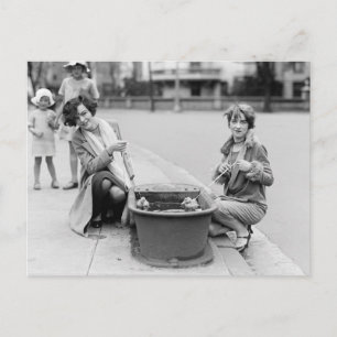 Cartão Postal Meninas com Patinhos de Estimação, 1927