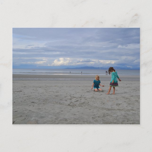 Cartão Postal Meninas na praia (Frente)