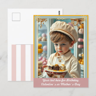 Cartão Postal Menino bonito com vários doces feitos à mão