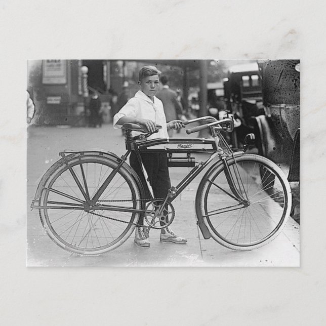 Cartão Postal Menino com antiga fotografia B&W da coleção Bicicl (Frente)