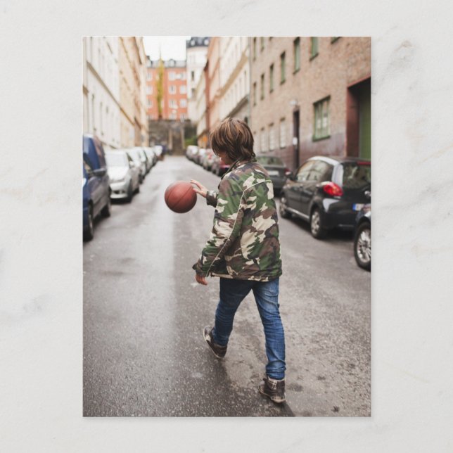 Cartão Postal Menino dirigindo basquete (Frente)