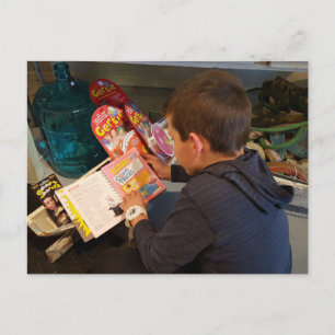 Cartão Postal Menino Explorando Truques de Magia e Brinquedos 