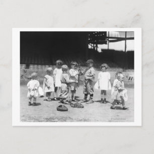 Cartão Postal Meninos e Meninas Jovens no Campo de Beisebol