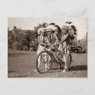 Cartão Postal Meninos nativos americanos com bicicleta