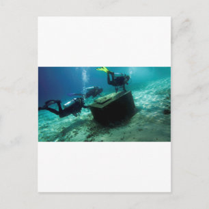 Cartão Postal Mergulhadores submarinos com caixa de tesouro