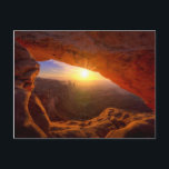 Cartão Postal Mesa Arch, Parque Nacional Canyonlands<br><div class="desc">Formação de rochas iônica de arcos ao amanhecer perto de Moab</div>