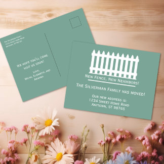 Cartão Postal Mínima cerca branca de picete em verde.