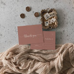Cartão Postal Minimalista Calliografia Terracotta Obrigado<br><div class="desc">Este obrigado de terracotta de caligrafia minimalista que você faz é perfeito para um casamento rústico. O design simples e elegante apresenta a tipografia de scripts clássicos e de rico. Personalize a parte traseira do cartão postal, incluindo seus nomes, endereço de devolução e um obrigado da mensagem. Ou deixe a...</div>