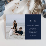 Cartão Postal Mínimo e Chic | Foto: Casamento Salvar a Data<br><div class="desc">Este elegante e moderno casamento salve os cartões postais de data com um simples design de texto azul marinho escuro que exumenta o estilo minimalista,  com sua foto pessoal favorita. Adicione suas iniciais ou monograma para torná-las completamente suas.</div>