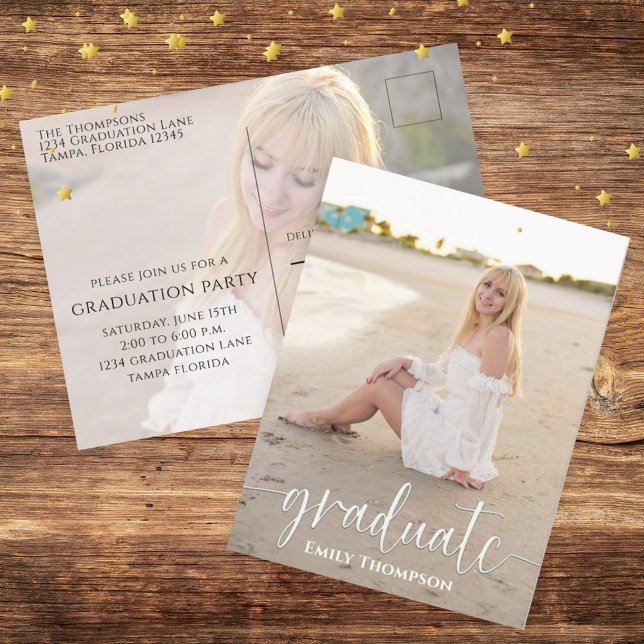 Cartão Postal Modelo de foto elegante para graduados com letra e (Elegant graduation design with stylish script and refined senior photo layout.)