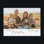 Cartão Postal Moderno Romântico de Natal para a Fa<br><div class="desc">Feliz Natal. Celebre a época com este cartão postal de foto da família. Ele é totalmente personalizável e personalizado com suas próprias mensagens de saudação. Por favor, adicione seu endereço de devolução para facilitar o envio. É simples, fácil, mas moderno e minimalista e festivo. Este é o cartão postal perfeito...</div>